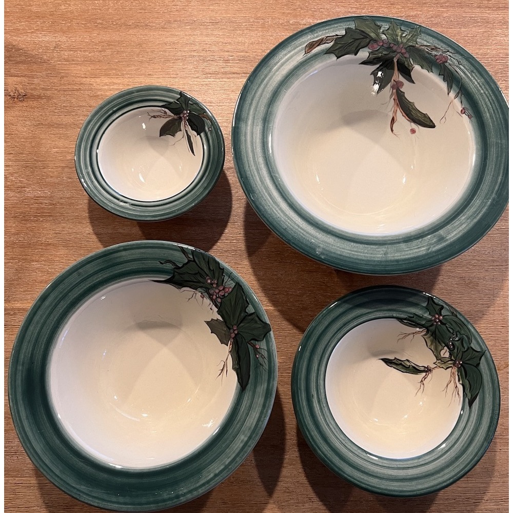 Set of 4 Nesting‎ Bowls Grapes Holly Leaves Green Ceramic Holidays Entertaining
